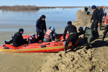 Фотография к новости: Мы должны максимально быстро вернуть пострадавших к нормальной жизни - Бектенов о паводках