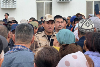 Фотография к новости: Пострадавшие от паводков жители Кульсары собрались перед зданием акимата