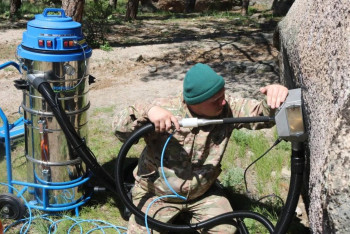 Таких "художников" нужно наказывать: в Боровом скалы чистят от надписей вандалов