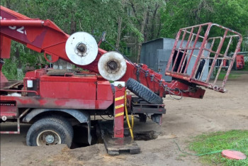 Автовышка провалилась под землю в Караганде