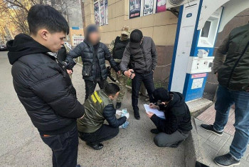 Полицейские ВКО задержали вымогателя с поличным