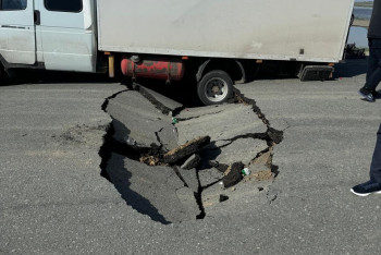 Фотография к новости: Грунт обрушился на трассе в Атырауской области