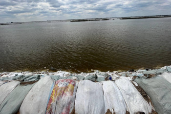 Паводки в Казахстане: дамбы сдерживают воду в Атырауской области