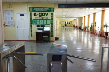 Охранник приставал к школьнице в Актау: подозреваемого арестовали на два месяца