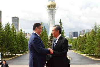 Фотография к новости: Министр иностранных дел Китая прибыл в Астану