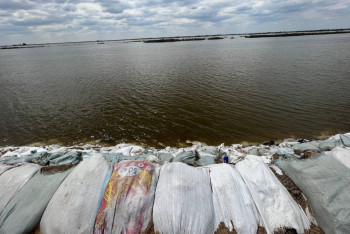 Фотография к новости: Защитные дамбы возводят на трассе "Атырау - Индер"