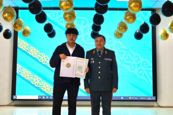 В Астане наградили школьника за спасение пятилетного мальчика