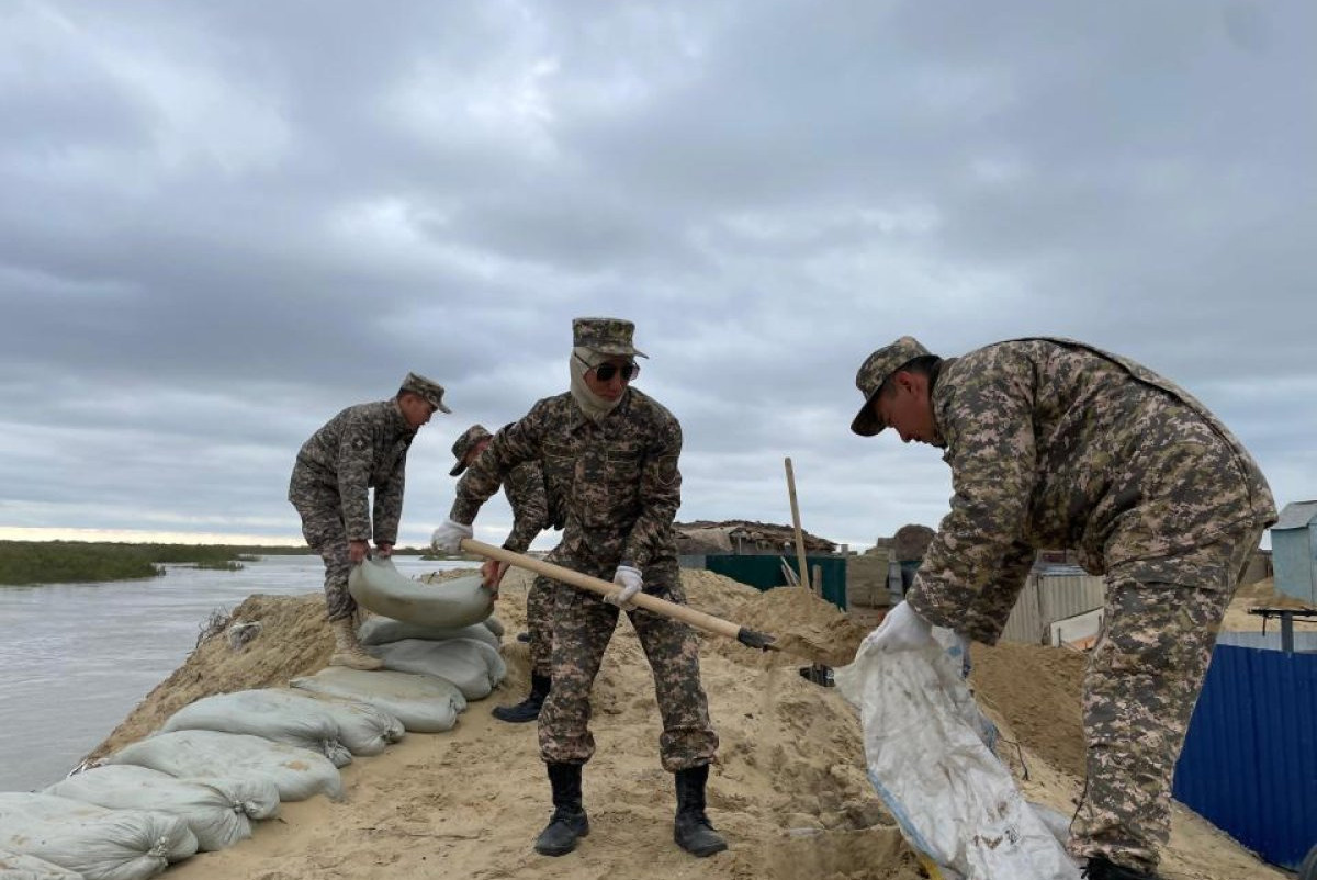Противопаводковые работы продолжаются в четырех областях Казахстана