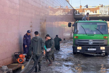 Сильный ливень подтопил мостовую в Шымкенте