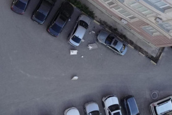 Карниз рухнул с высотки на машины в Актау