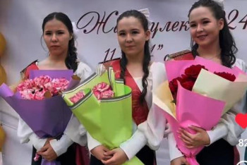 Сёстры-тройняшки окончили школу в Семее