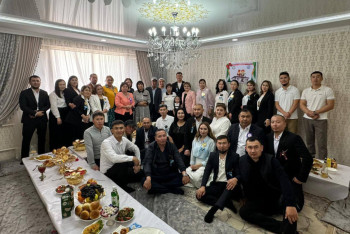 Квартиру своему учителю подарили выпускники школы Жанаозена