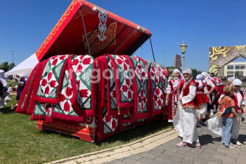 67 корпе длиной 155 метров сшили в Актобе пострадавшим от паводка