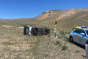 Фотография к новости: Автобус с туристами перевернулся в Алматинской области: есть пострадавшие