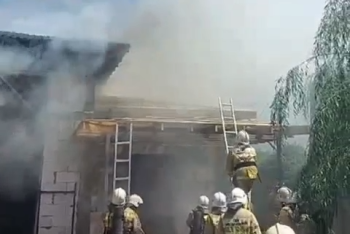 Огнеборцы ликвидировали пожар в дачном массиве в Алматы