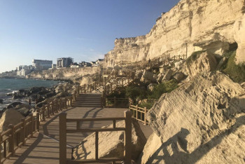 Фотография к новости: Ребёнок сорвался со скалы в Актау: врачи рассказали о его состоянии