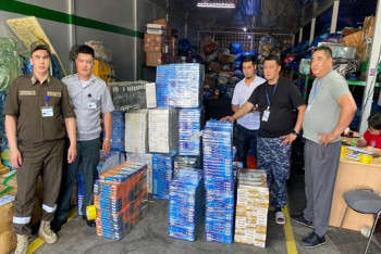 Фотография к новости: Казахстанцев с валютой и смартфонами задержали на таможенном посту Хоргос