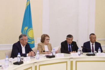 Глава федерации профсоюзов вручил денежные сертификаты пострадавшим от паводка в ЗКО