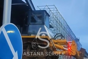 Фотография к новости: Эвакуатор врезался в конструкцию LRT в Астане