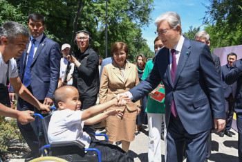 Фотография к новости: Президент побеседовал с участниками фестиваля Jas Galym. Science Quest