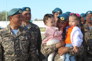Борьба с паводками: жители Атырау проводили военнослужащих и спасателей