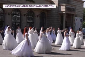 Жительницы Талгара прошлись по городу в свадебных платьях