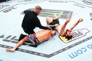 Ислам Махачев задушил Порье на глазах у Хабиба и в третий раз защитил титул