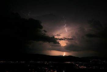 Дожди, грозы и пожарная опасность: в каких регионах объявлено штормовое предупреждение