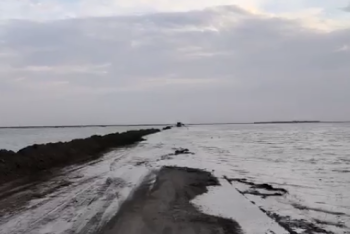 На подтопленной трассе в Атырауской области введено ограничение для большегрузов