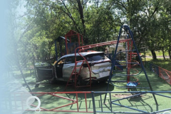 Автоледи въехала на детскую площадку в Караганде