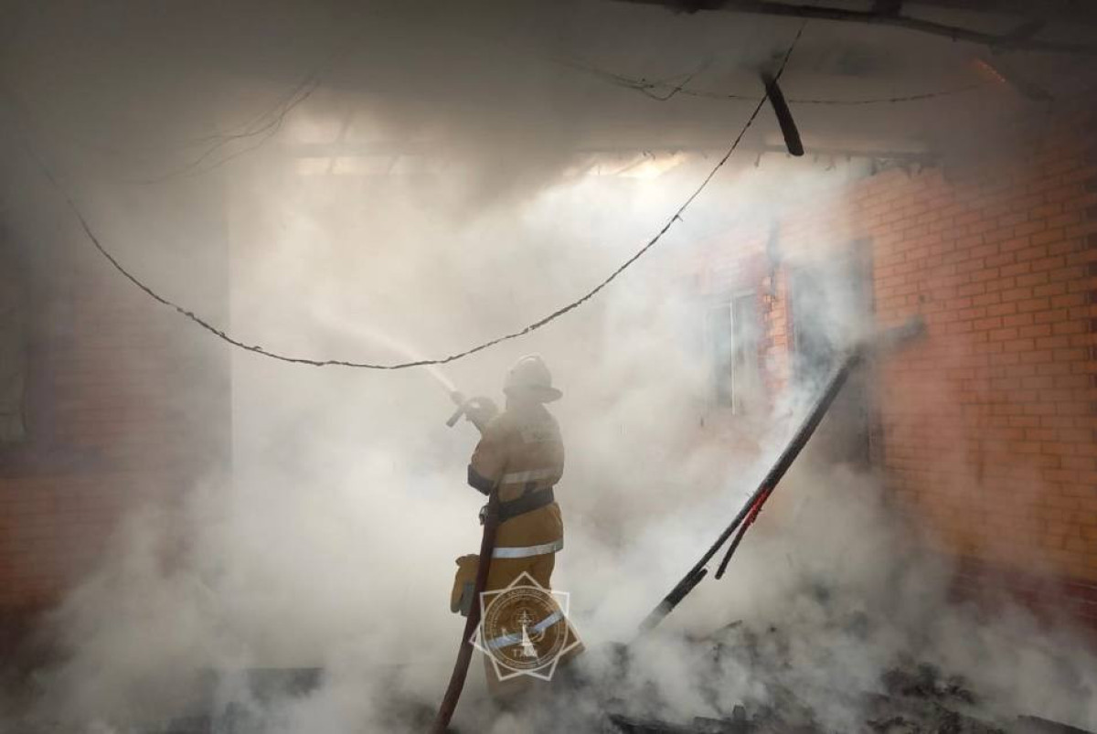 В Алматинской области горели хозпостройки на площади 264 квадратов