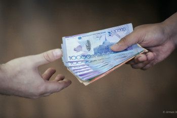 Главу управления миграционной службы области Абай подозревают в получении взятки