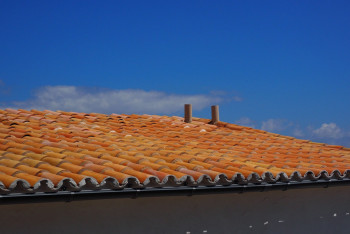 Сильный ветер сорвал кровлю колледжа в Костанайской области