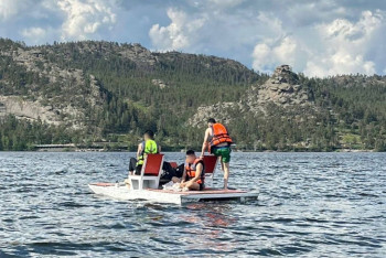 Трёх человек на катамаране унесло течением в Боровом