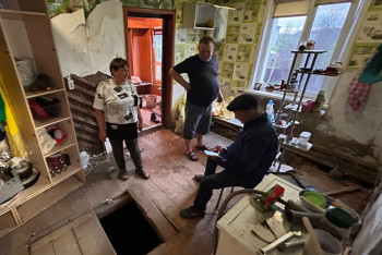 Мать семерых детей вынуждена спать в полуразваленном доме после паводка в СКО