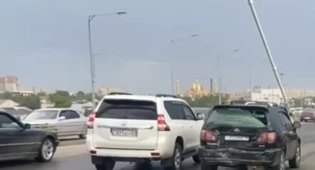 В Семее несколько машин столкнулись на мосту из-за мопедиста