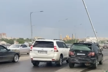 Фотография к новости: В Семее несколько машин столкнулись на мосту из-за мопедиста