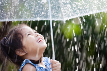 Синоптики снова обещают казахстанцам дожди, грозы и сильный ветер в воскресенье