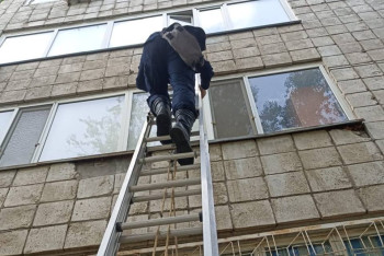 Трёхлетних близнецов спасли в Павлодаре