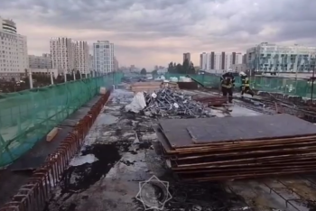 Фотография к новости: Столичные огнеборцы тушат пожар на ЛРТ