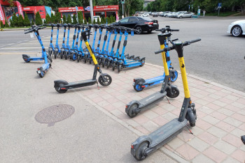 Фотография к новости: Конфликты самокатчиков и пешеходов в Алматы: закон действует но проблемы остались