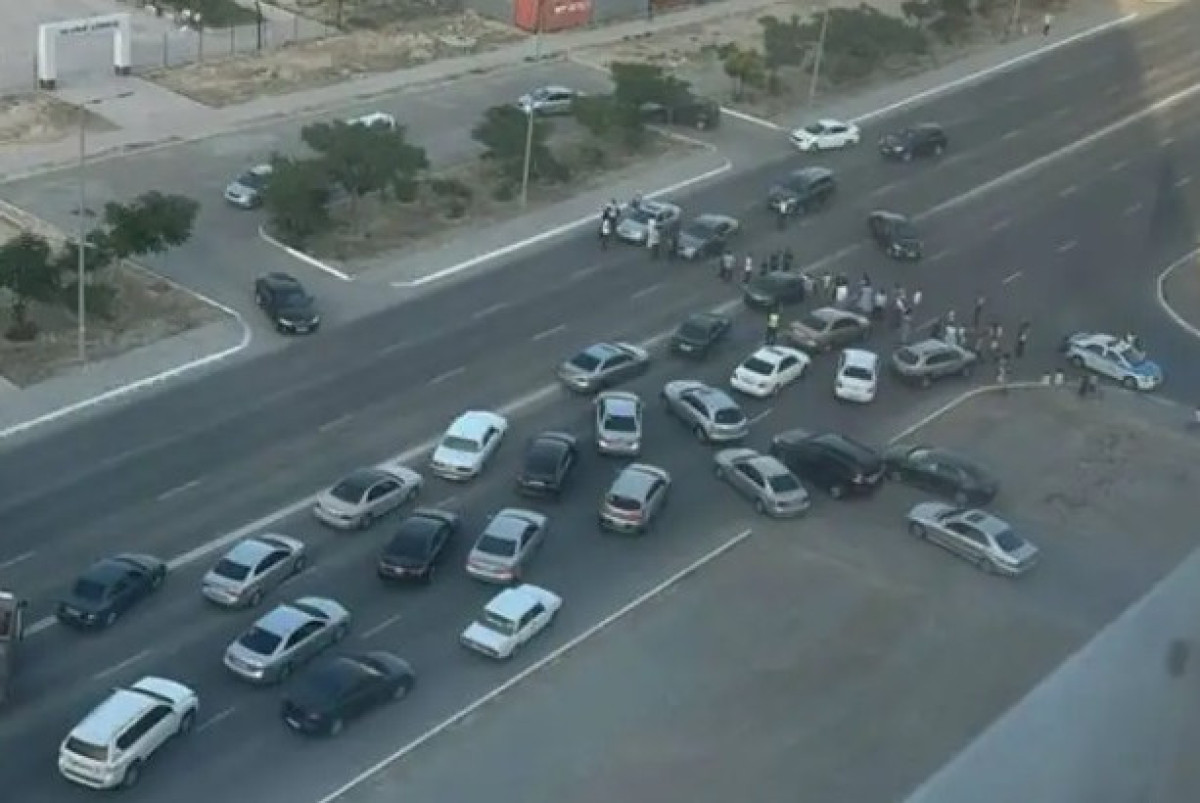 Жители одного из микрорайонов Актау перекрыли дорогу из-за отсутствия питьевой воды