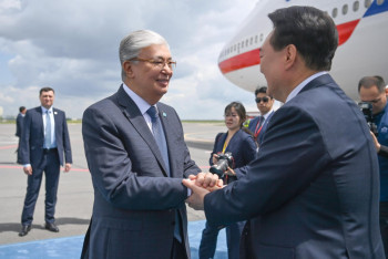 Токаев лично проводил в столичном аэропорту президента Южной Кореи Юн Сок Ёля