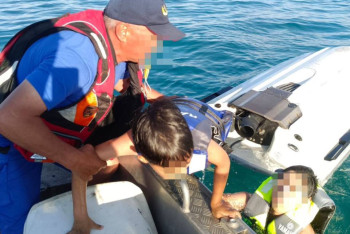 Мужчина и двое подростков перевернулись на гидроцикле на озере Алаколь