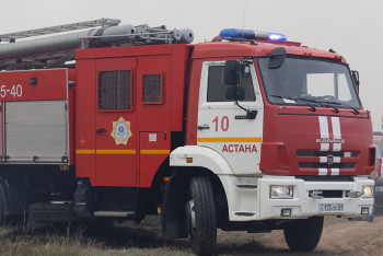 Общежитие горит открытым пламенем в Астане