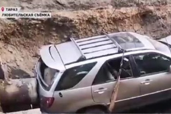 В Таразе семья с детьми на авто провалилась в яму