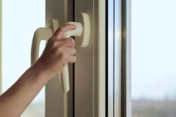 Шестилетний мальчик выпал из окна в Костанайской области