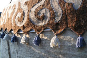 Фотография к новости: Депутат требует найти и наказать участников скандального танца в юрте