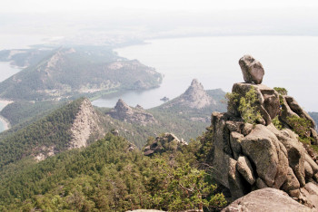 Турист взобрался на самую высокую гору в Боровом и не смог спуститься