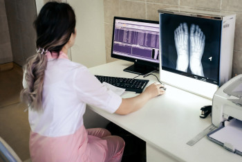 Астанчанка разбила телефон врача в поликлинике